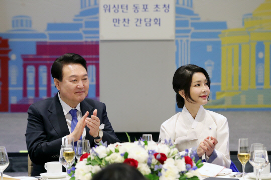 미국을 국빈 방문한 윤석열 대통령과 부인 김건희 여사가 24일(현지시간) 워싱턴DC 한 호텔에서 열린 워싱턴 동포 초청 만찬 간담회에서 유미 호건 전 메릴랜드주지사 부인의 환영사를 듣고 박수치고 있다. 연합뉴스